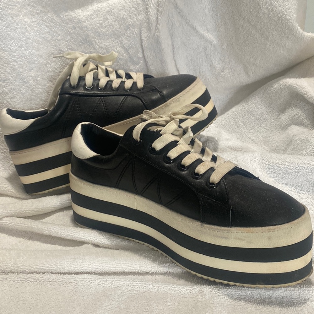 Platform tennis shoes